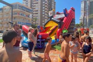 Los más pequeños disfrutan de atracciones acuáticas en El Campello