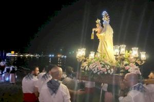 Multitudinario paseo nocturno de la virgen del Carmen por la playa y ofrenda floral a los marineros - (foto 2)