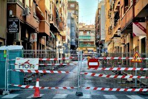 Los trabajos de reurbanización integral del barrio de La Feria-Cocoliche han arrancado hoy en la calle Carlos Arniches