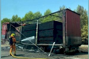 Un camión se incendia en la A-23 cerca de una zona de vegetación en Torres Torres