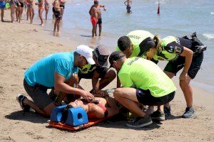 El servicio de socorrismo y la Policía Local de playas realizan un simulacro de salvamento en la playa de Puerto de Sagunto