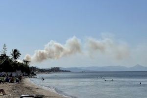 Els bombers treballen per a extingir un incendi a Dénia