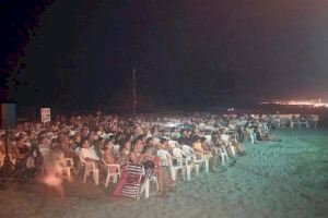 El primer viernes de cine de verano en la playa reúne a decenas de familias en Muchavista