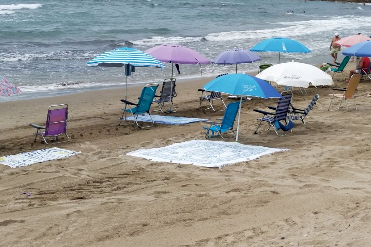 ¿Tornen les hamaques buides a la primera línia de la platja d'Oropesa?