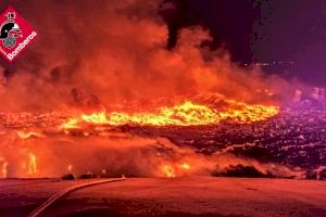 Un pavoroso incendio convierte en un infierno el vertedero de Monóvar