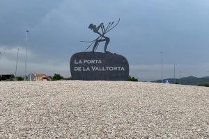 Les Coves de Vinromà finalitza la rotonda de l'entrada sud amb la instal·lació d'una escultura que dona la benvinguda al territori Valltorta