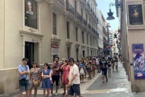 Largas colas para la experiencia "Strager Things" en València