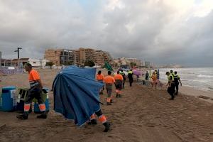 La Policia d'Oropesa desallotja 90 hamaques i ombrel·les de la platja