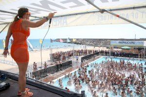 Burriana da la bienvenida al Arenal Sound con una multitudinaria fiesta en la piscina