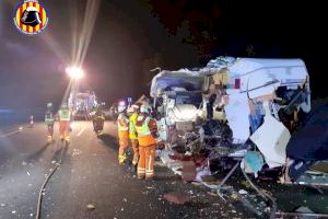 Accident en col·lidir una caravana i un camió en l'AP-7 a Sagunt