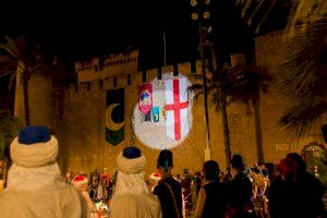 Traspalacio acoge la emblemática embajada de Moros y Cristianos de Elche