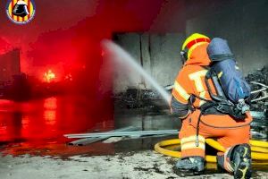 VÍDEO | Apaguen un incendi declarat en una nau de reciclatge de ferro de Quart de Poblet