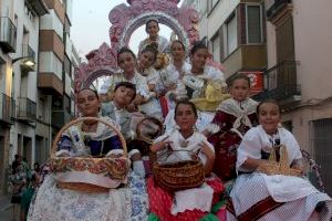 Les Coves de Vinromà inicia las fiestas patronales con el tradicional desfile de carrozas y una cena popular