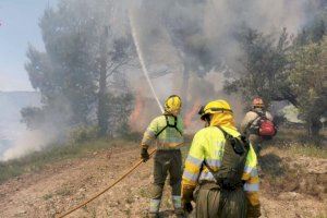 Cent bombers forestals tornen de les seues vacances per a lluitar en els incendis sense control