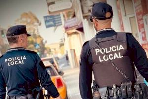 Un motorista con la ITV caducada se salta un semáforo en rojo en Elche