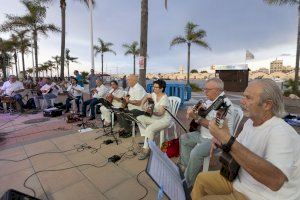 La dansa i la música folklòrica valenciana omplin el Moll dels Borja