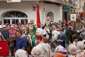 La “Setmana Gran” dels Moros i Cristians d’Ontinyent conclou amb les ambaixades i la desfilada final