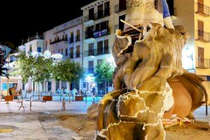 Un fuerte vendaval daña la Fuente del Vino de Requena, alegórica a la vendimia