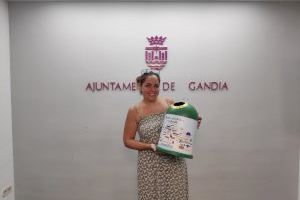 La guanyadora del sorteig de la campanya #MovimientoBanderasVerdes Gandia d’Ecovidrio recull el seu miniglú