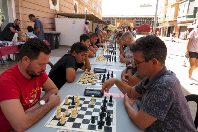 Aficionados al ajedrez comparten pasión y tablero con la mejor de la  historia en Alcubierre