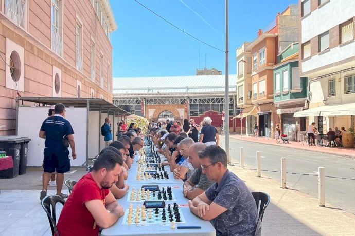 Aficionados al ajedrez comparten pasión y tablero con la mejor de la  historia en Alcubierre