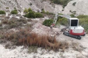 El Ayuntamiento de Benejúzar retira escombros de la zona de margas en el monte y prevé su recuperación paisajística