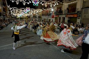 Quasi 100 parelles omplin la Plaça Major de La Font de la Figuera amb la Gran Dansà