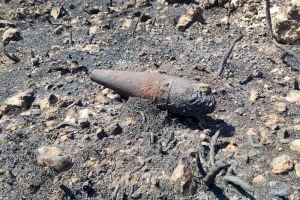 Los bomberos alertan del riesgo de las explosiones tras encontrar varias bombas de la guerra en el incendio de Bejís