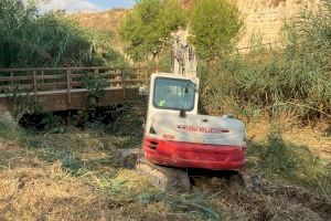 Aspe intensifica la limpieza de los imbornales y aliviaderos y cauce del Río como prevención ante las posibles precipitaciones intensas