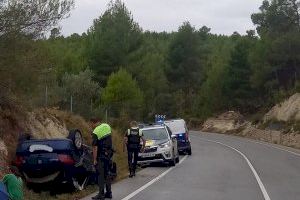 Un coche vuelca tras salirse de la carretera en Alcoi