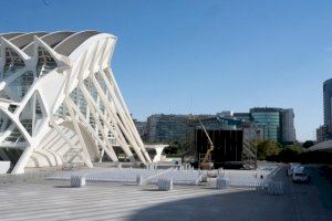 La explanada del Museu de les Ciències acoge de nuevo el concierto de Raphael en su visita a Valencia