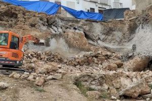 Reconstrucción del muro caído en la Calle Moratín