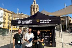 Los puntos de ayuda digital vuelven a los barrios de València para ayudar a la ciudadanía con las herramientas municipales