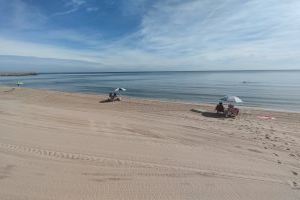 El alcalde de El Perelló lleva la problemática de la regresión de las playas al Congreso y el Senado