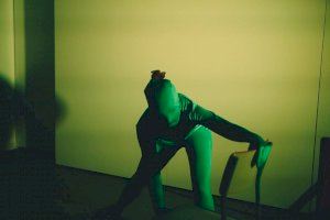 El proceso creativo de las artes escénicas se convierte en protagonista en La peça llaaarga de Silla verde/Cadira verda