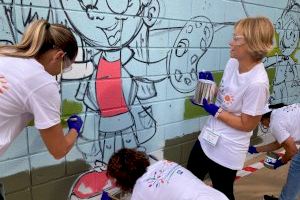 La empresa de pinturas PPG realiza dos murales inclusivos en el colegio Villar Palasí de Quart de Poblet