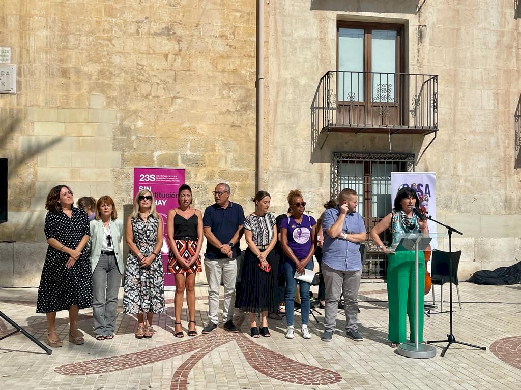 Elche alza la voz para conmemorar el Día internacional contra la  Explotación Sexual y la Trata de Mujeres, Niñas y Niños