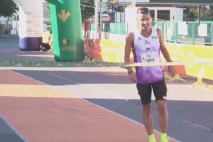 "¡Crúzala!": El ganador de la media maratón de l’Alcúdia se queda parado sin cruzar la meta