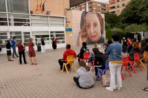 La UPV i Las Naves reten homenatge a la matemàtica gallega Rosana Rodríguez amb un nou mural en l'IES Conselleria