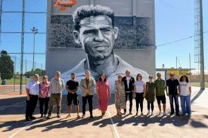 El mural guanyador de la I Ruta d'Art Urbà de la Fundació València CF, llueix ja en una de les parets de l'Estadi Municipal Antonio Puchades