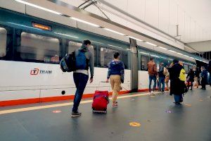 La avalancha de solicitudes para el bono gratuito al transporte colapsa las webs de Metrovalencia y Tram