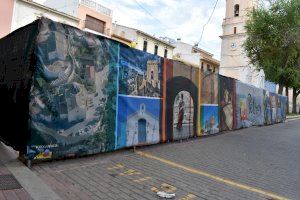 La plaza de Baix se engalana con murales fotográficos para las Fiestas Patronales