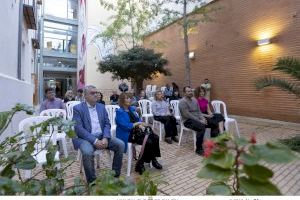 La «Tardor literària Gandia 2022» s’estrena amb un mural de Carmesina al pati de la Biblioteca Central