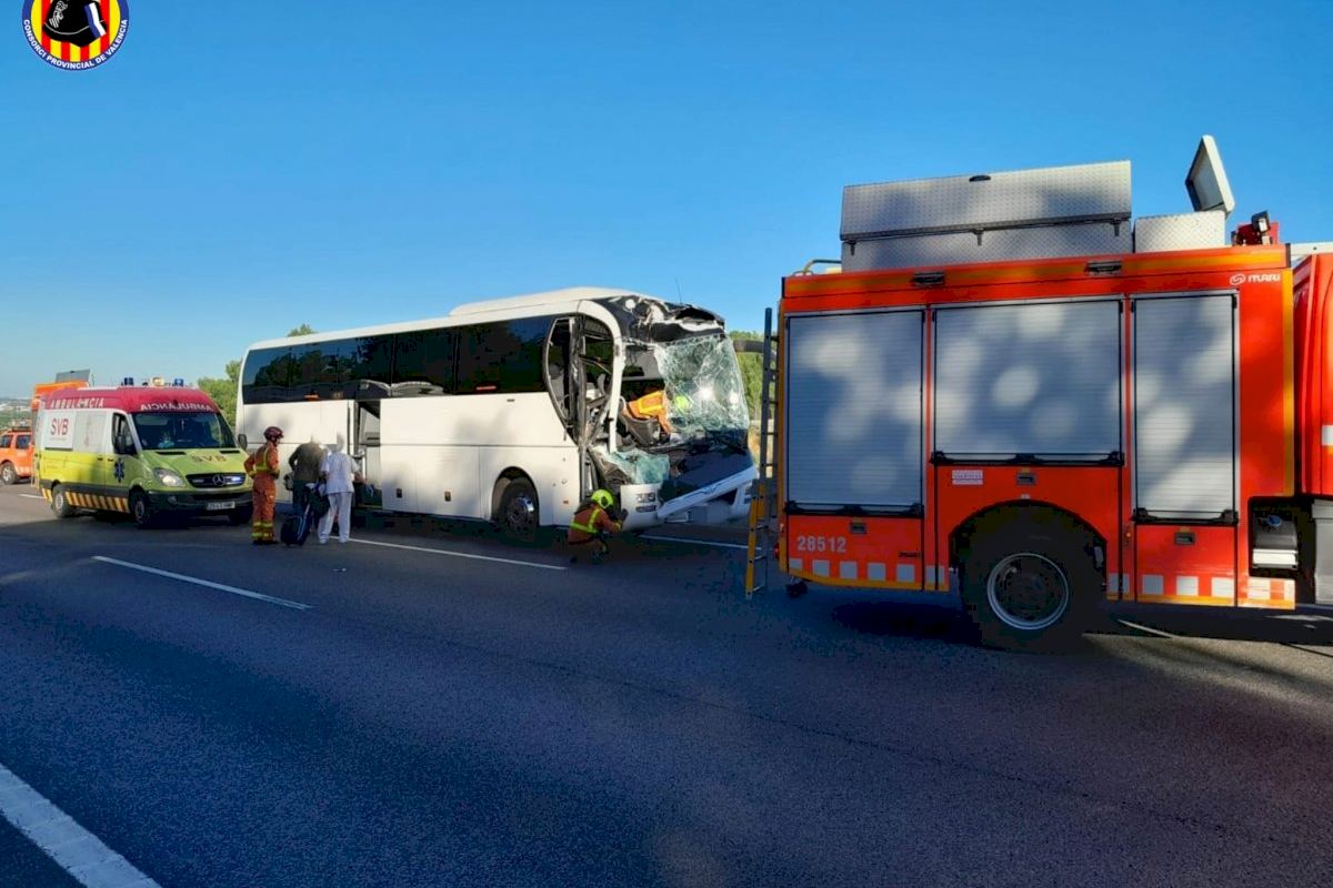 18 ferits en un accident entre un autobús i un camió en l'A-7 entre Beneixida i Xàtiva