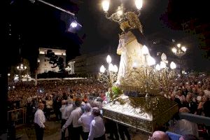 Más de 2.000 personas asisten al Rosario por la Vida en la Plaza de la Virgen de Valencia
