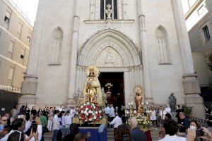 Visita especial de la imagen de la Mare de Déu a la Casa General de Madres de Desamparados y San José de la Montaña en Valencia