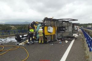 Un accident entre dos camions obliga a tallar l'AP-7 a Peníscola