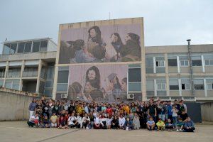 Luz Rello, investigadora de IE University y fundadora de Change Dyslexia, protagoniza un nuevo mural del proyecto Dones de ciència