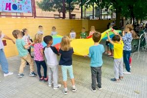 Els xiquetes i xiquetes del CEIP Carles Salvador (València) reclamen carrers oberts i lliures de contaminació.