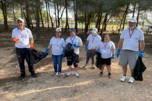 Usuarios del Doble Amor y otros colectivos preparan el circuito del III Cross Solidario Campo a Través en los senderos de El Moralet